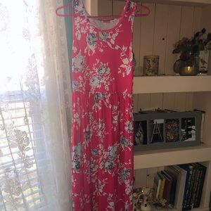 Adorable pink, floral maxi dress with pockets!